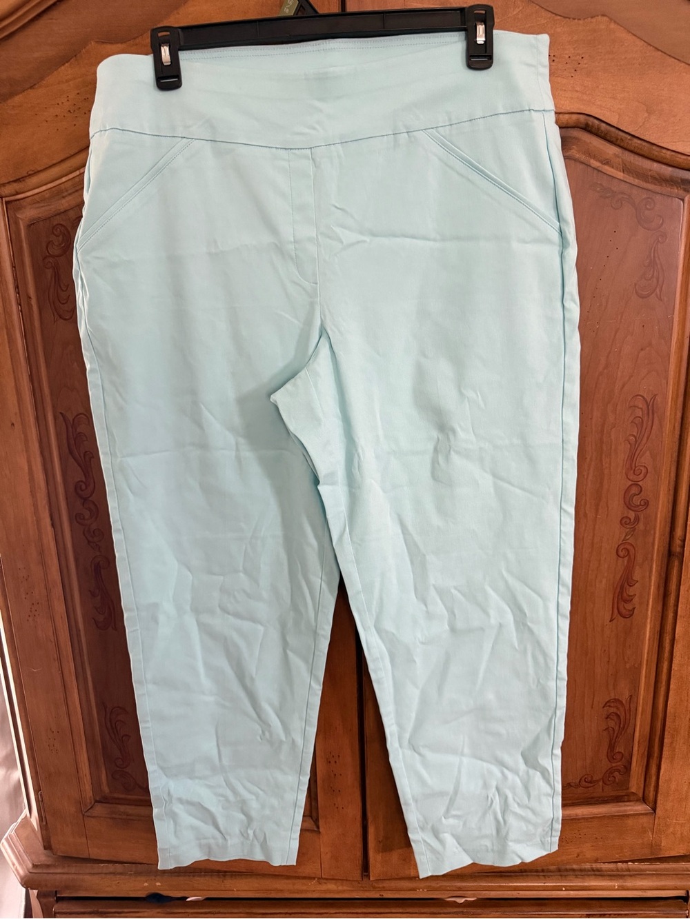 Alfred Dunner size 16W Light Aqua Pull-On Cropped Pants with faux pockets.